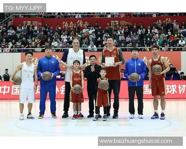 篮球巨星意外造访校园引发热潮学子们齐聚一堂共庆篮球盛事